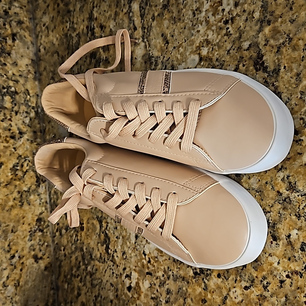 Extra wide fit Evans shoes. Blush/skake